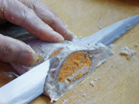 鮒寿司（ふなずし）の切り方　薄くスライス